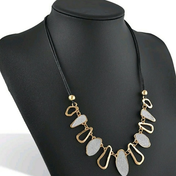 Gold plated Statement necklace black or white - Picture 4 of 5